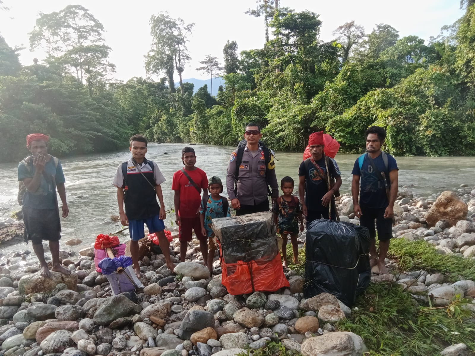 Personel Pengamanan TPS di Wilayah Pegunungan Manusela Terabas Hujan dan Banjir