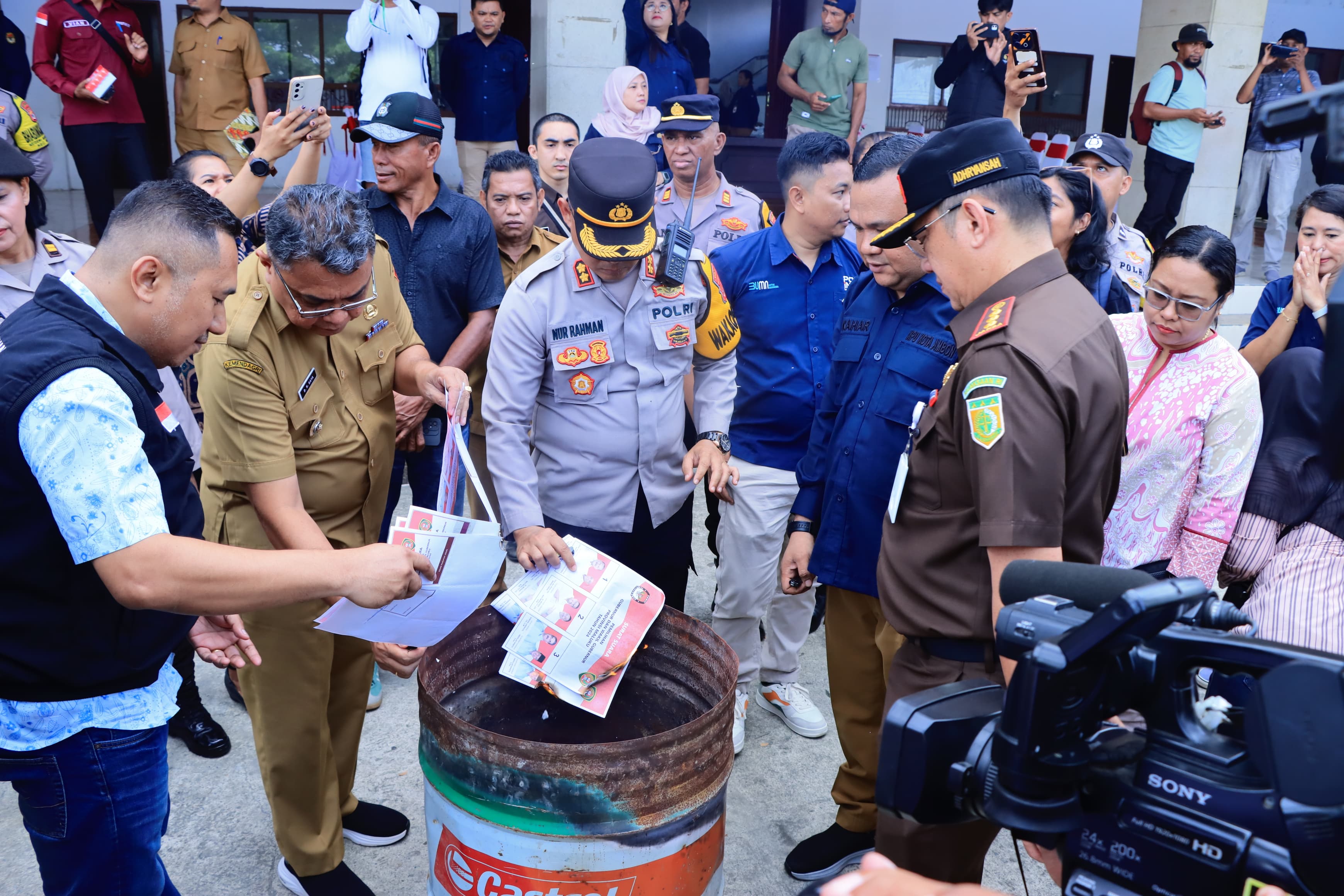 Polresta P. Ambon & P.P. Lease Amankan Pemusnahan Surat Suara Rusak Serta Kawal Pendistribusian Logistik Pemilukada ke TPS
