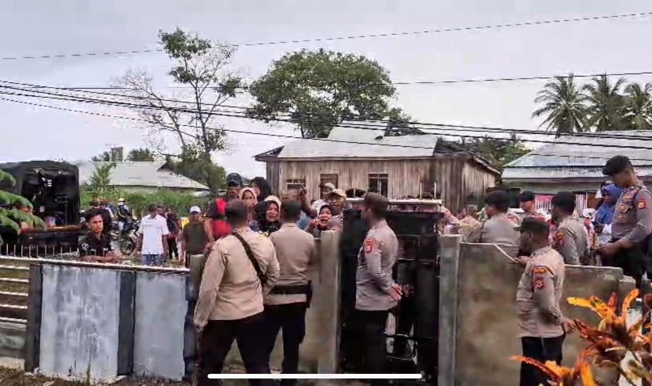 Kantor KPU SBT Dirusak Warga, Dua Anggota Polri Terluka
