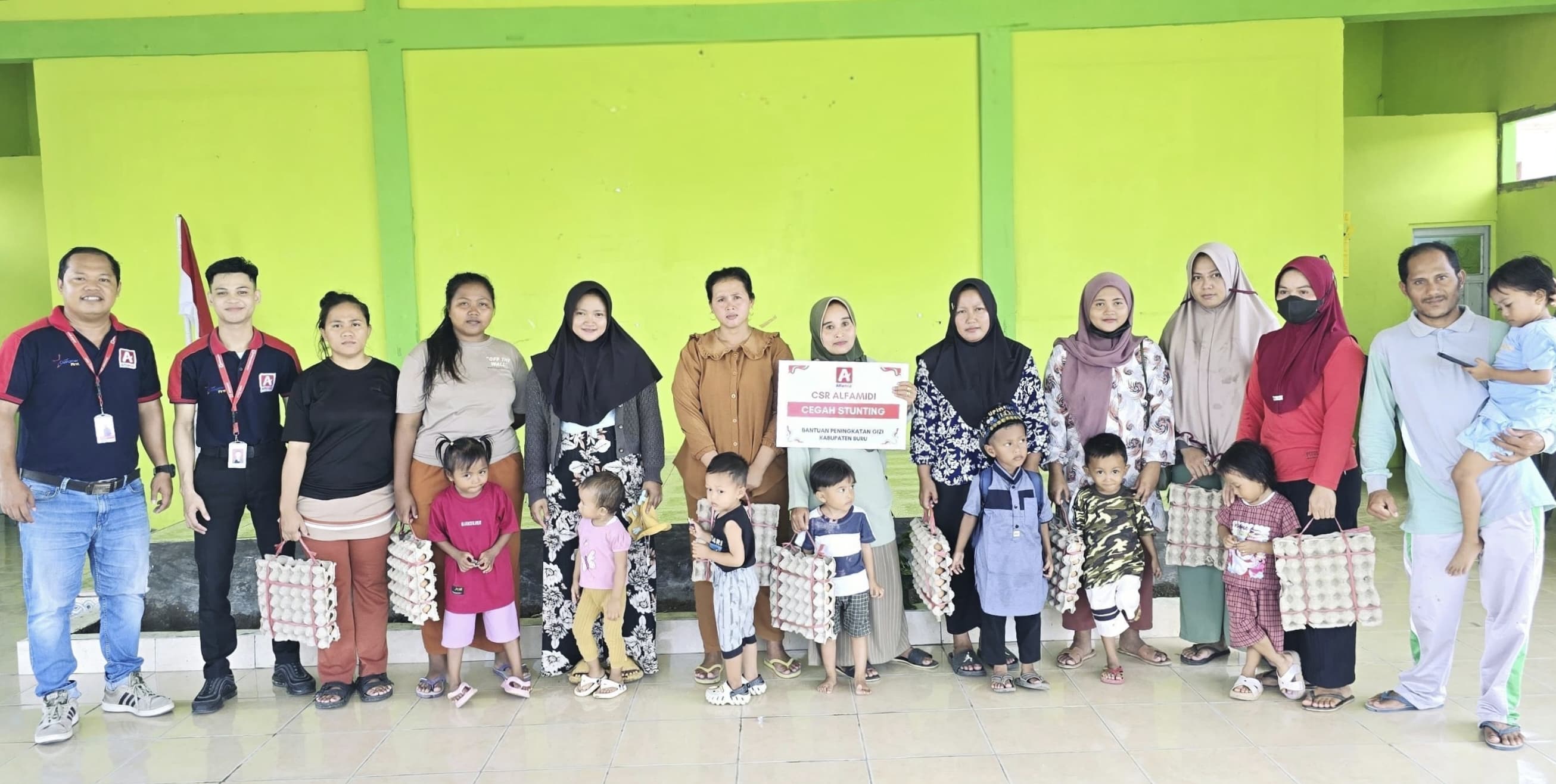 Cegah Stunting, Alfamidi Kembali Salurkan Ribuan Telur di Desa Waenetat, Pulau Buru