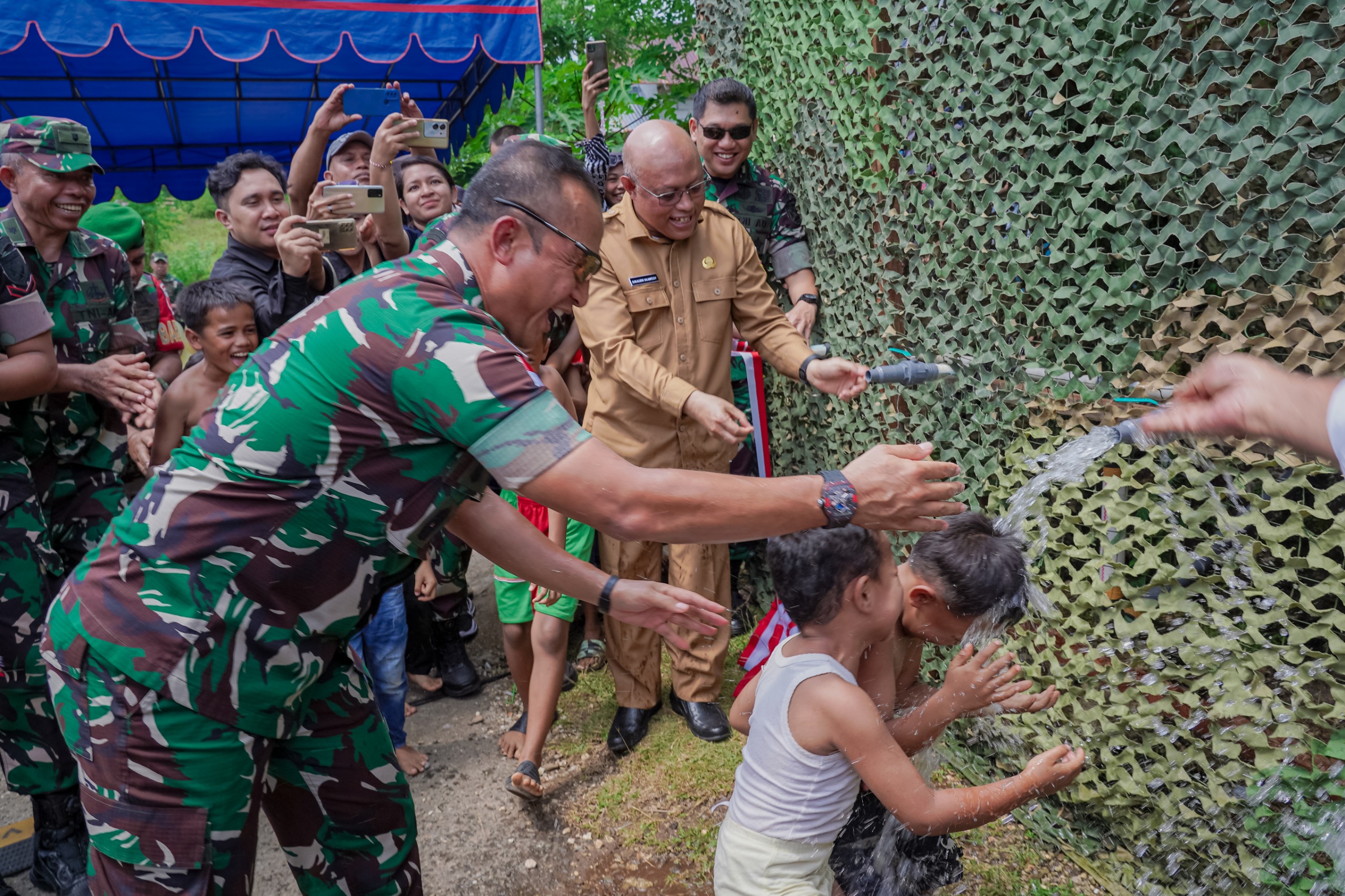 Pangdam XV/Pattimura Resmikan Fasilitas Air Bersih Untuk Warga Dusun Waringin Cap