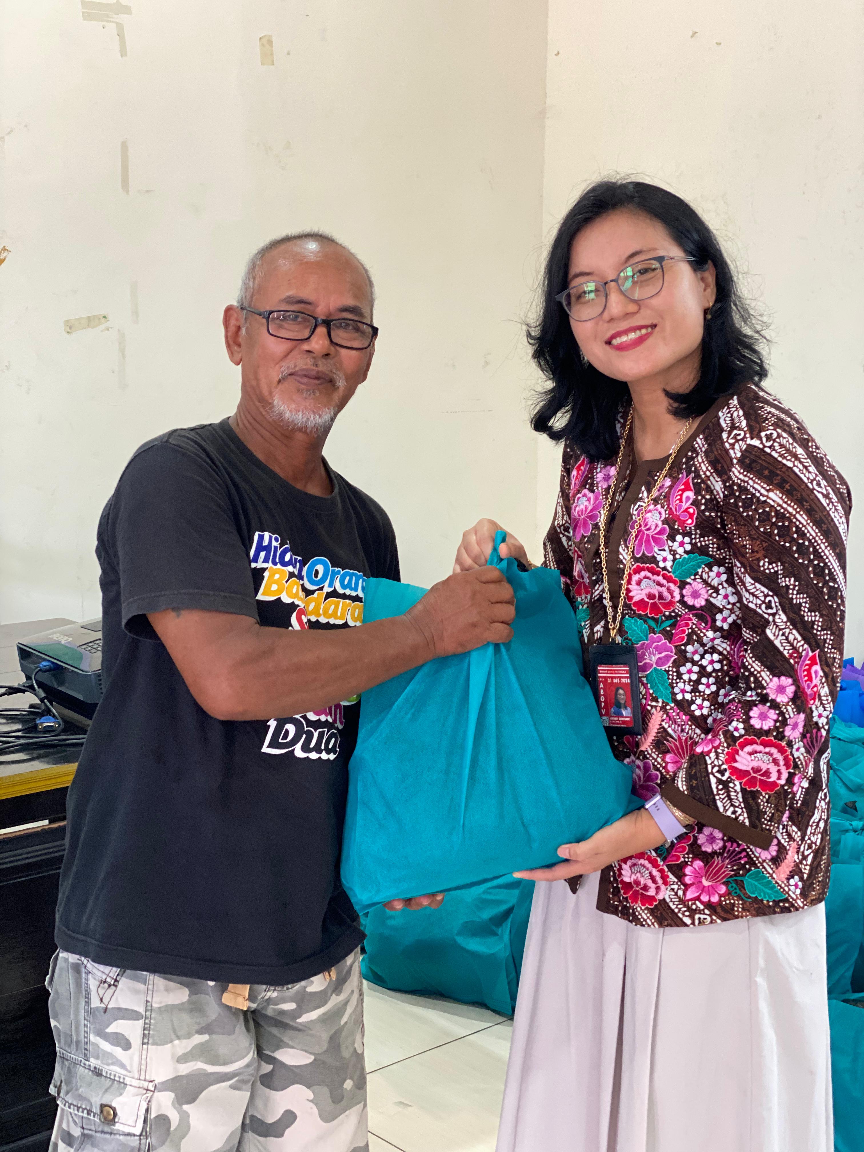 PT Angkasa Pura Indonesia Bandara Pattimura Ambon Bagikan Sembako Gratis untuk Sambut Natal 2024 dan Tahun Baru 2025