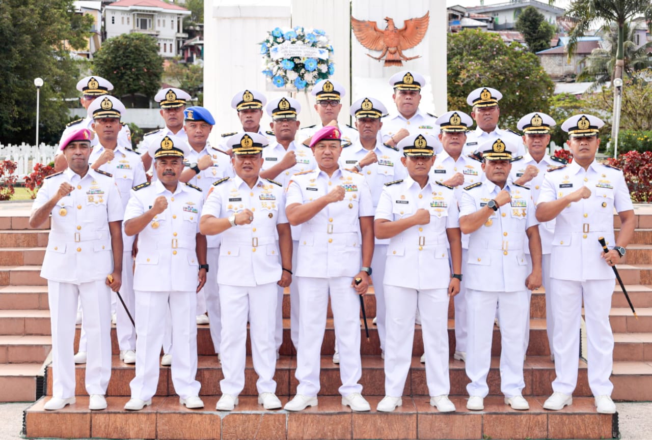 JELANG HARI DHARMA SAMUDERA TAHUN 2025, BRIGJEN SUWANDI PIMPIN UPACARA ZIARAH ROMBONGAN DAN TABUR BUNGA DI TMP KAPAHAHA AMBON
