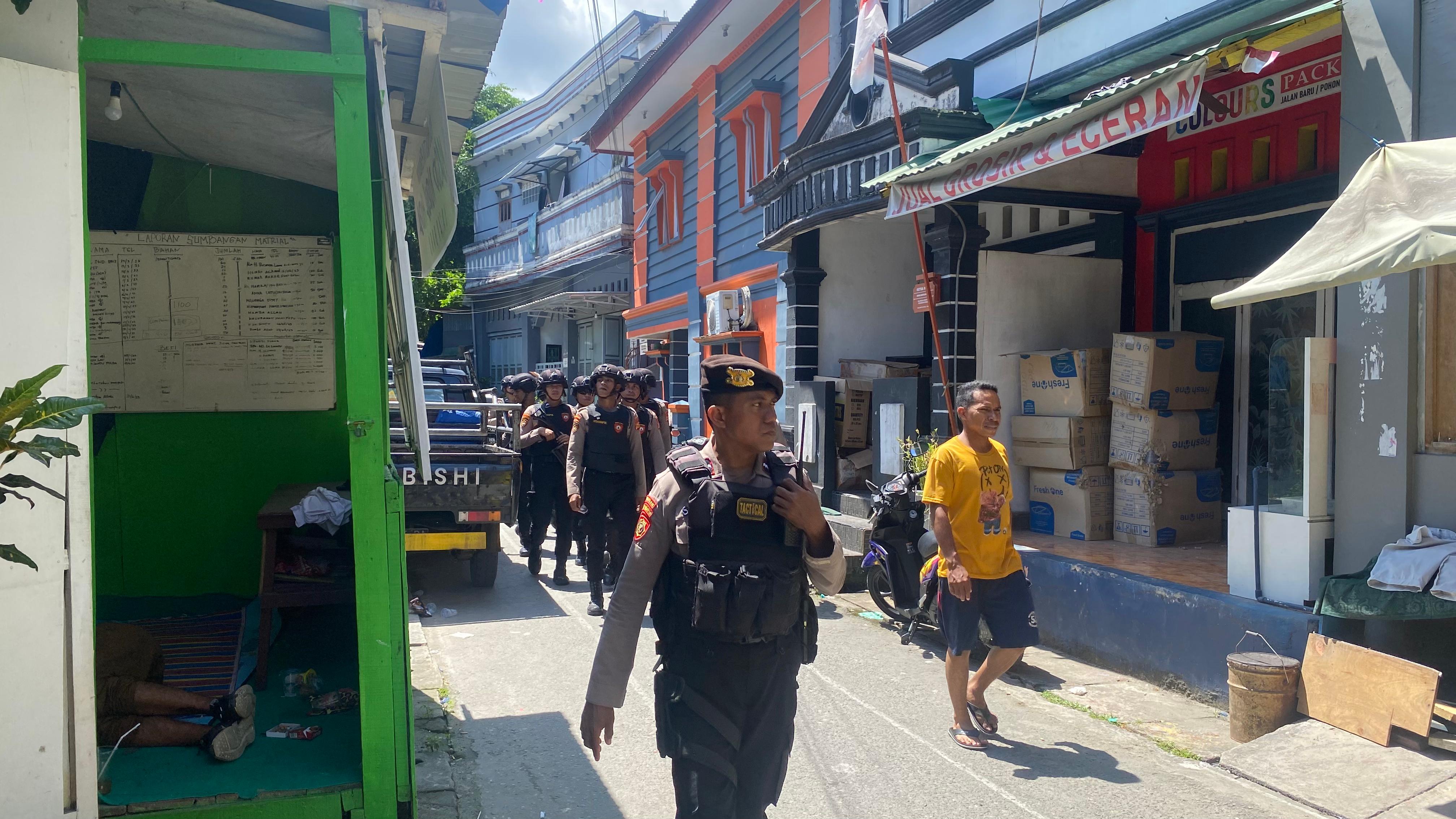 POLDA MALUKU PATROLI JALAN KAKI BERI RASA AMAN BAGI UMAT KRISTIANI YANG IBADAH MINGGU PAGI DI GEREJA SILO.