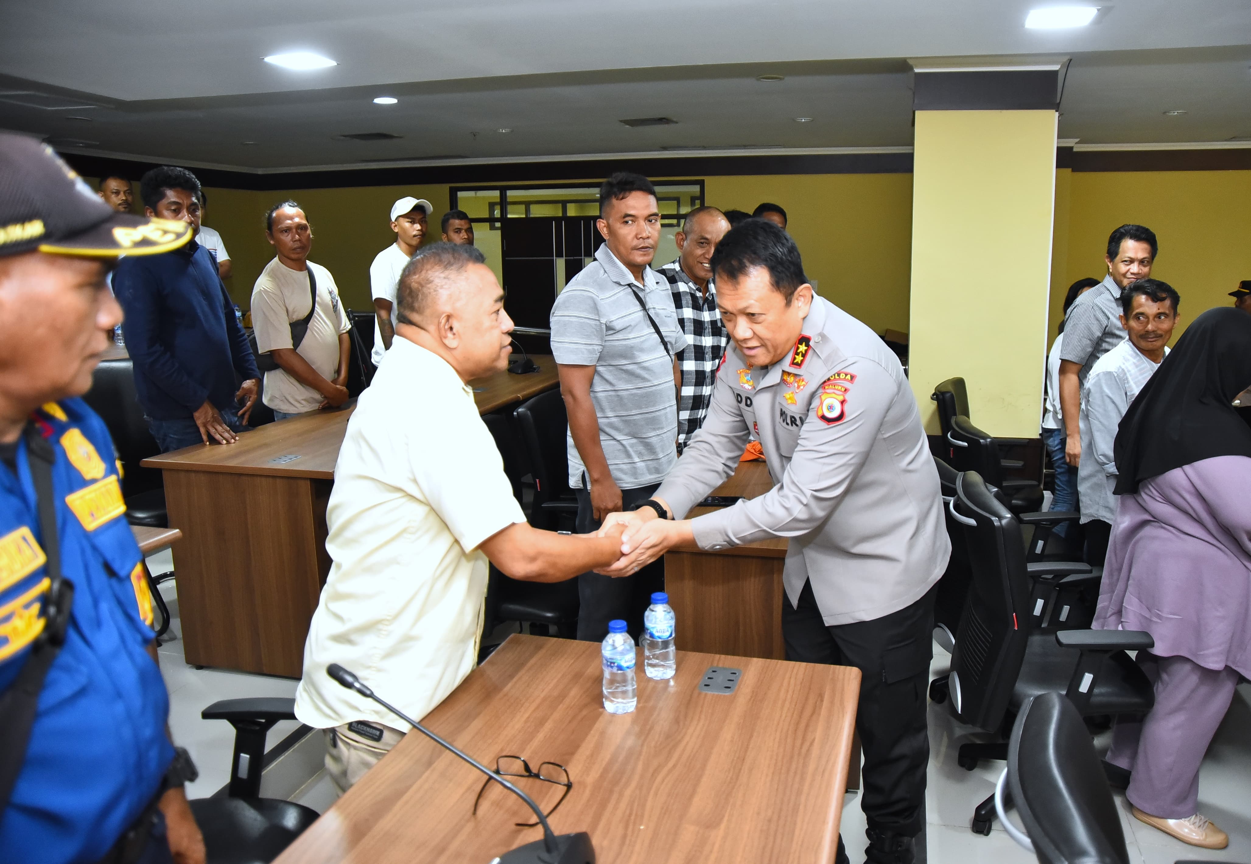 Tatap Muka dengan Masyarakat Kawasan Tugu Trikora, Kapolda: Kalau Ada Masalah Mari Kita Saling Koordinasi
