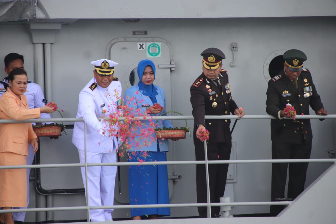 Peringati Hari Dharma Samudera Ke-63, Danlanal Aru Pimpin Upacara Tabur Bunga di Laut diatas KAL Pulau Trangan