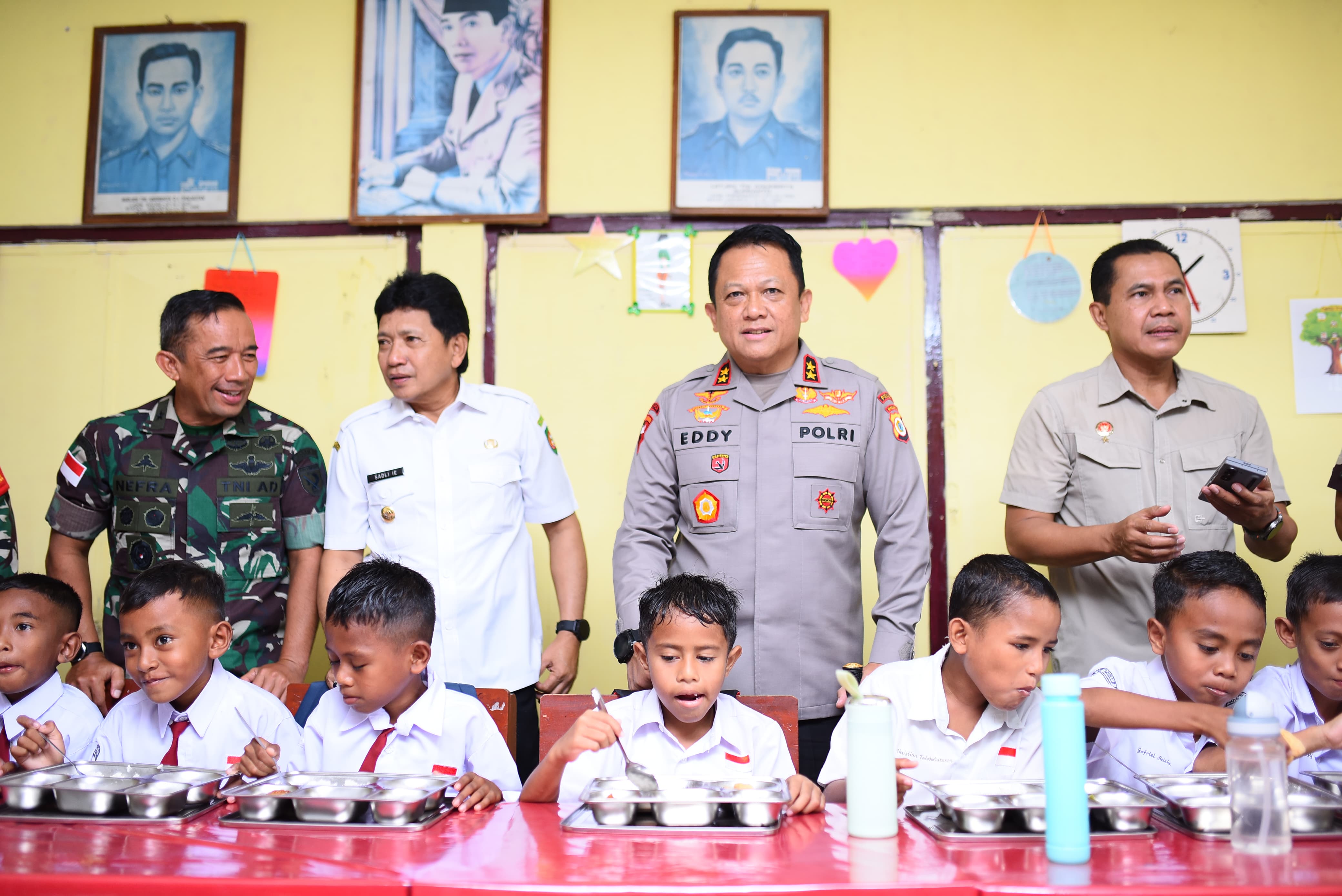 Bersama Forkopimda Tinjau Program MBG di SD Negeri 3 Hative Besar, Kapolda: Kita Siapkan Mereka Untuk Masa Depan