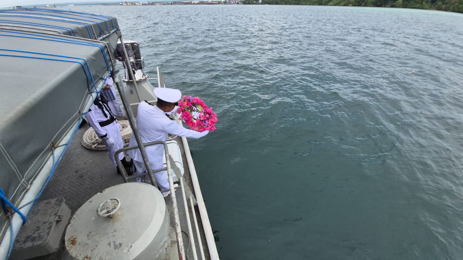 PANGKALAN TNI AL (LANAL) SAUMLAKI LAKSANAKAN UPACARA DAN TABUR BUNGA DI LAUT DALAM RANGKA MEMPERINGATI HARI DHARMA SAMUDERA TAHUN 2025
