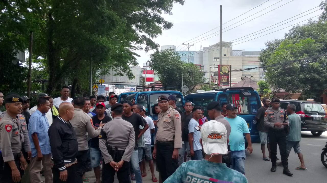 Tidak Puas Dengan SK Jalur 1881, Sopir Angkot Jalur Passo Datangi DPRD Kota Ambon.