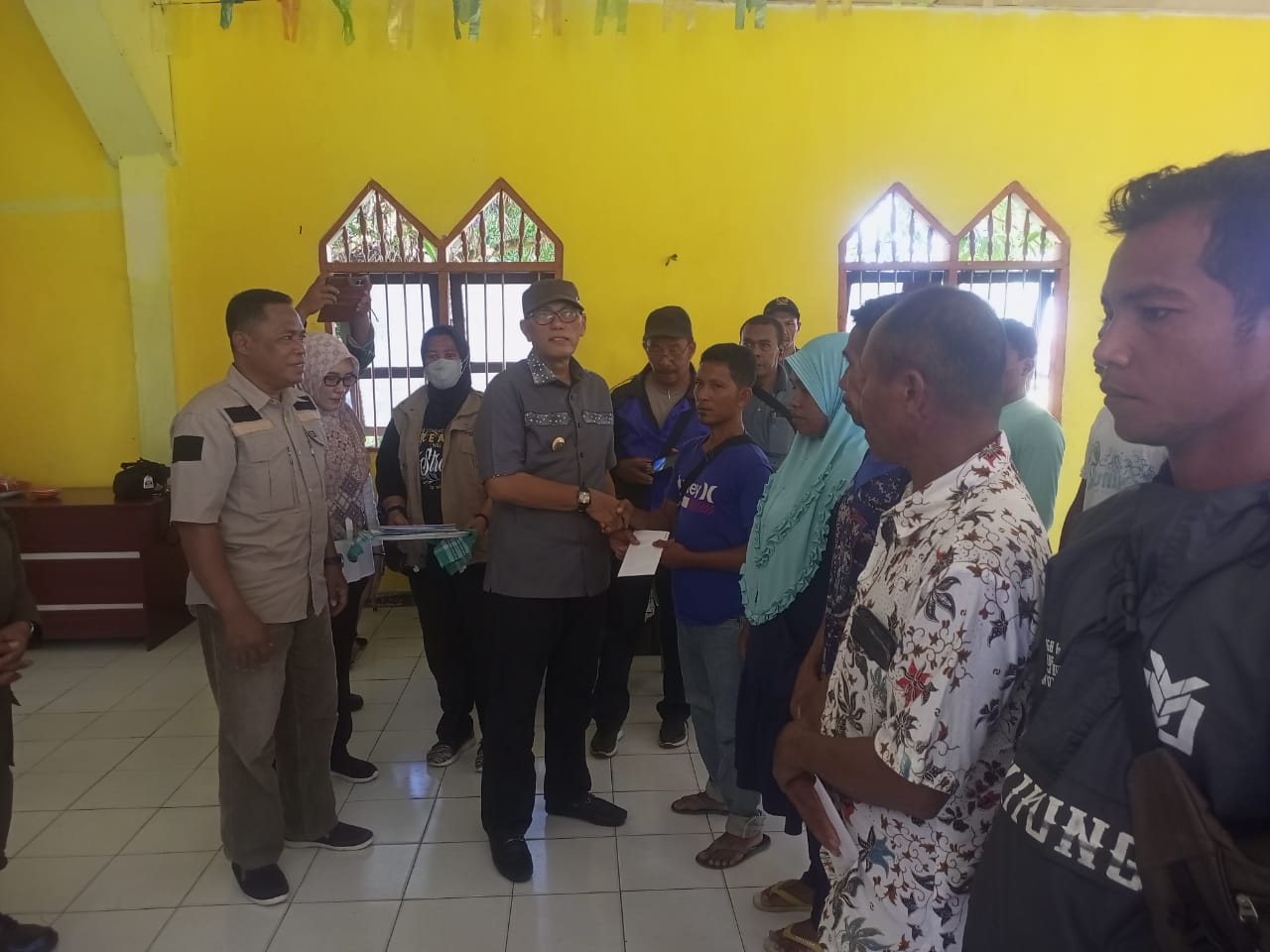 Pj. Bupati Buru Serahkan Bantuan Kepada Korban Karamnya Kapal KM Fadil Jaya