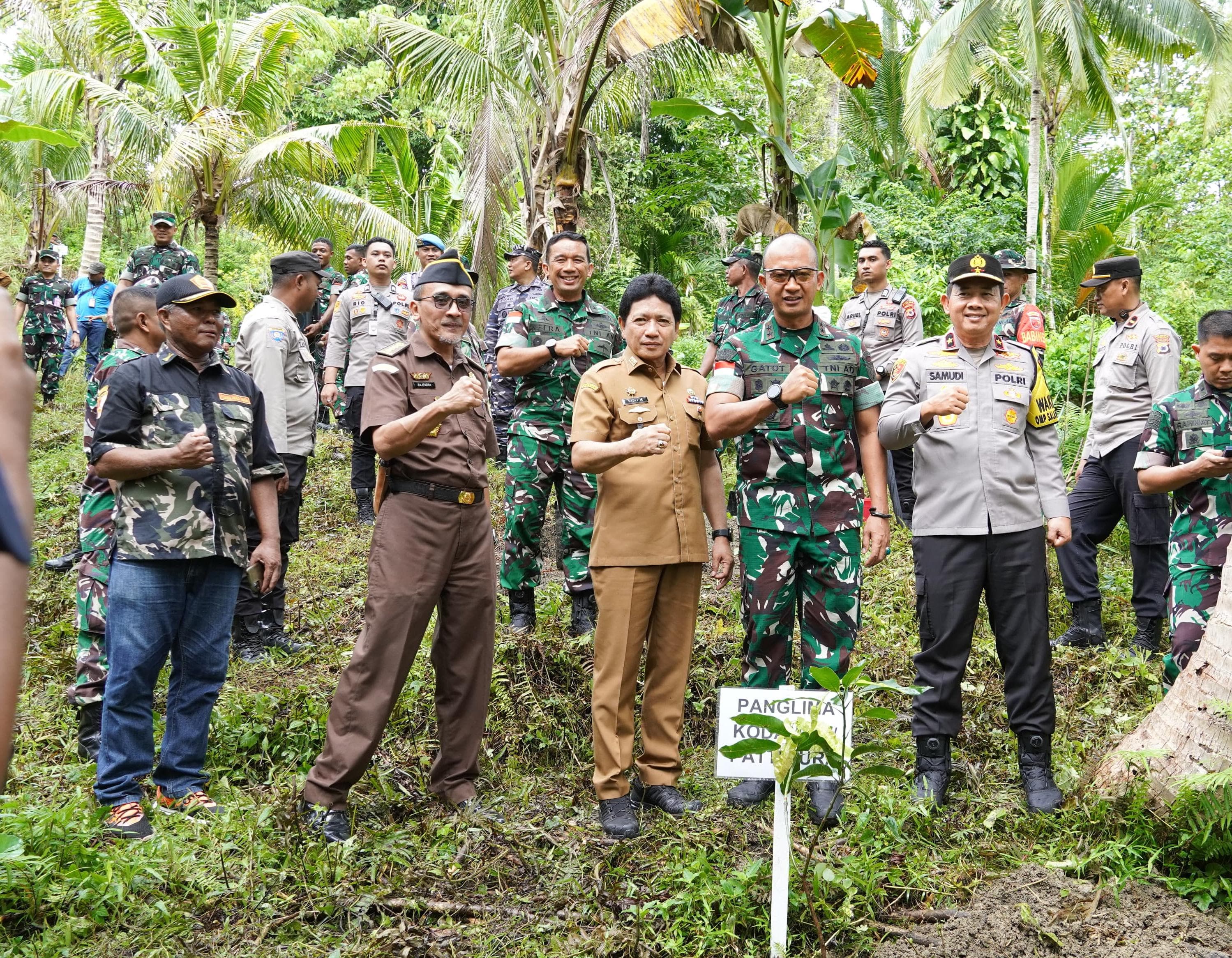 Bersatu dengan Alam Kodam XV/Pattimura Gelar Tanam Sejuta Pohon