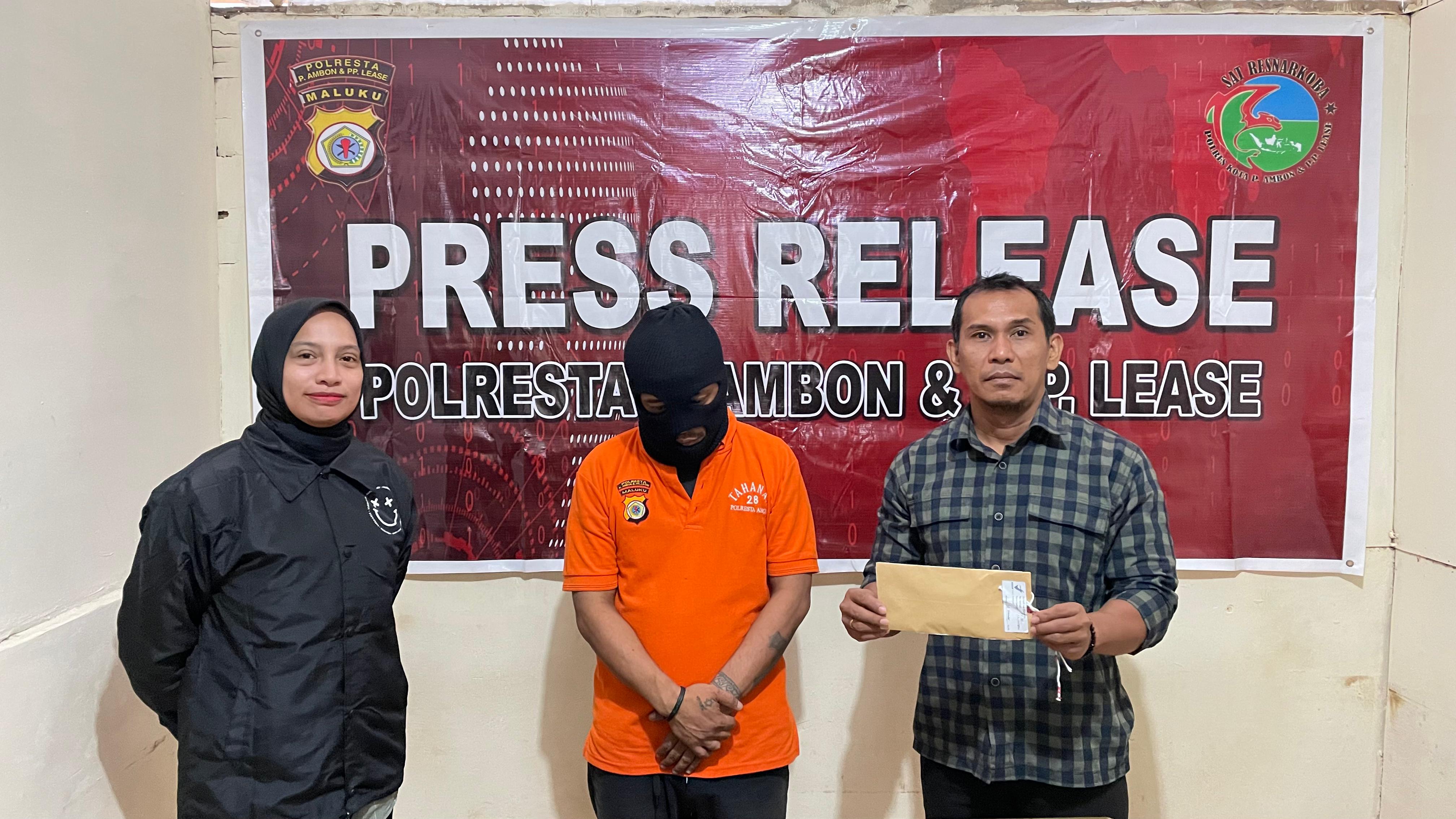 ST Diciduk Polisi karena memiliki Paket Narkotika Jenis Sabu dan Ganja