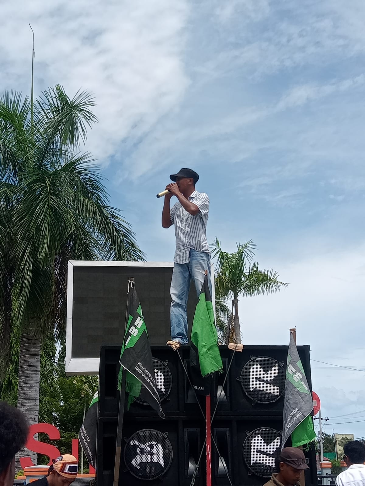 HMI Buru Demo Minta Polres Buru Tangkap Daeng Monding.