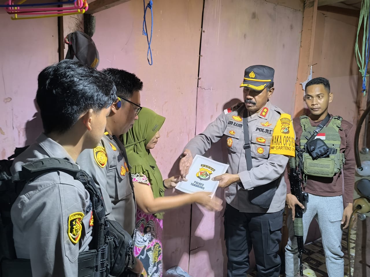 Polres Yahukimo Gelar Kunjungan Kasih ke Keluarga Korban Penganiayaan oleh Terduga KKB