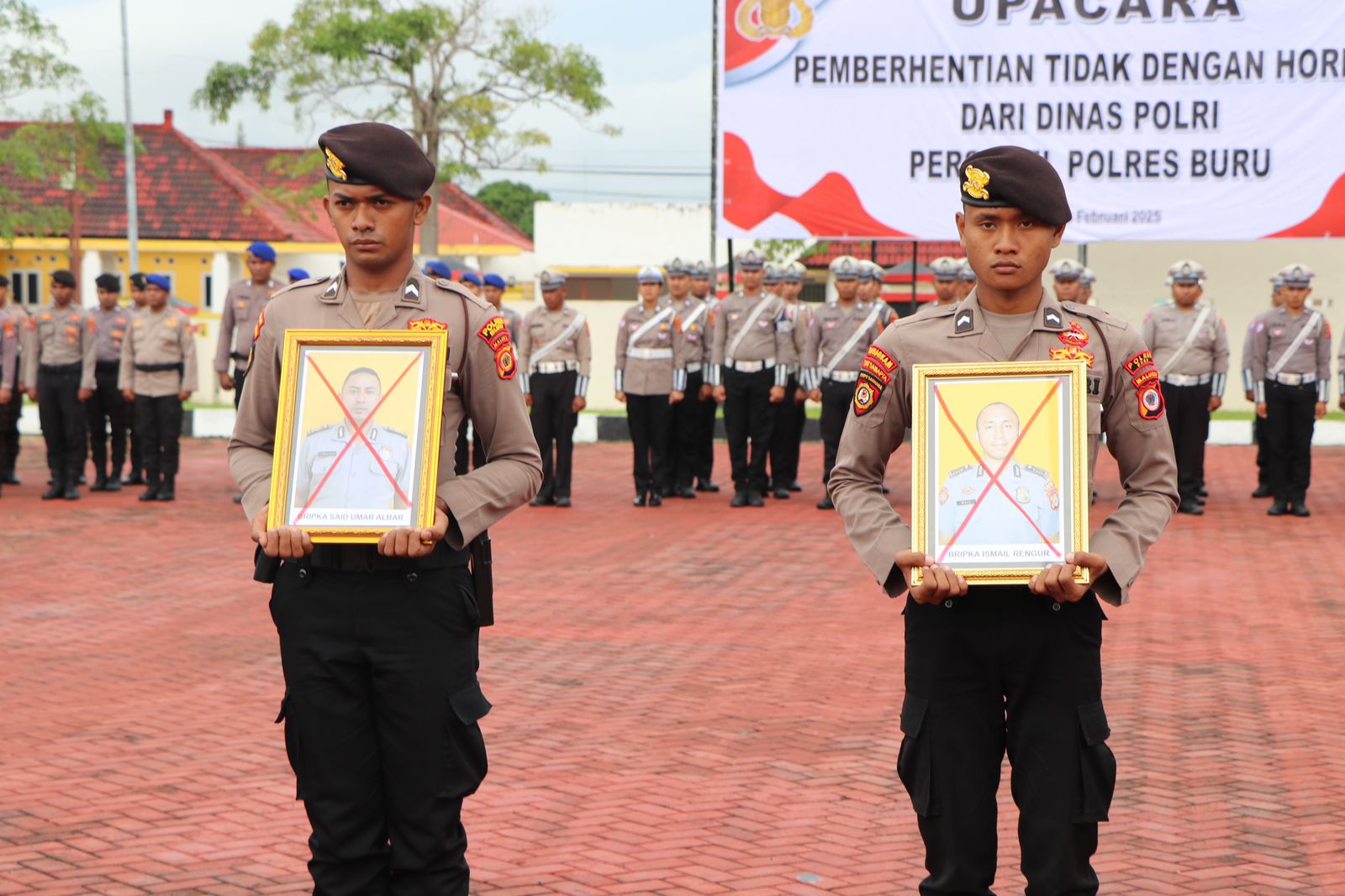 Dua personil Polres Buru di berhentikan tidak Dengan Hormat