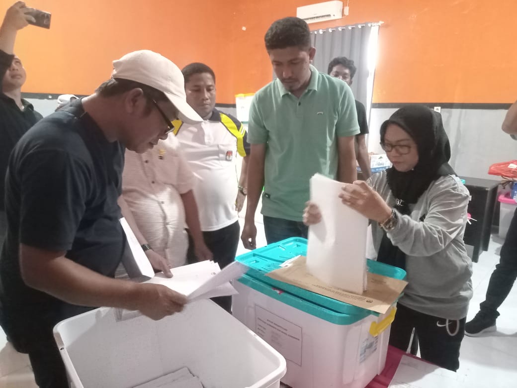 KPU Buka Kotak Suara, Sejumlah Dokumen Tidak Ditemukan, Berita Acara Gagal Ditandatangani