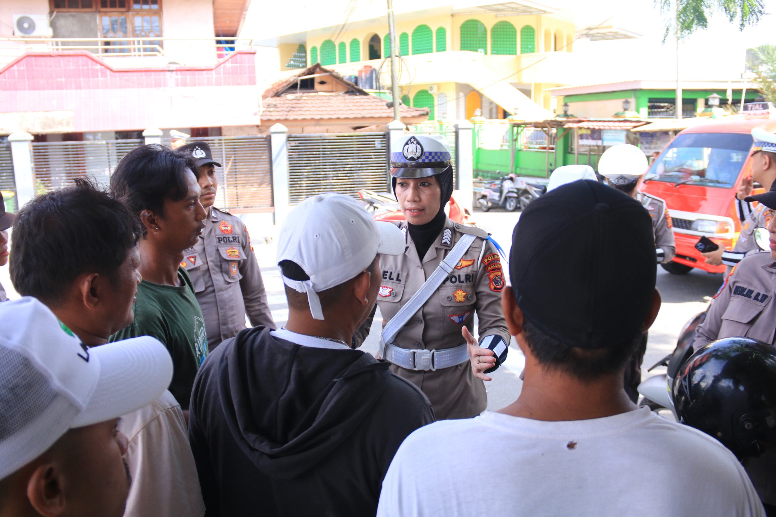 Satgas Ops Keselamatan Salawaku Ajak Warga dan Tukang Ojek di Ambon Tertib Berlalulintas