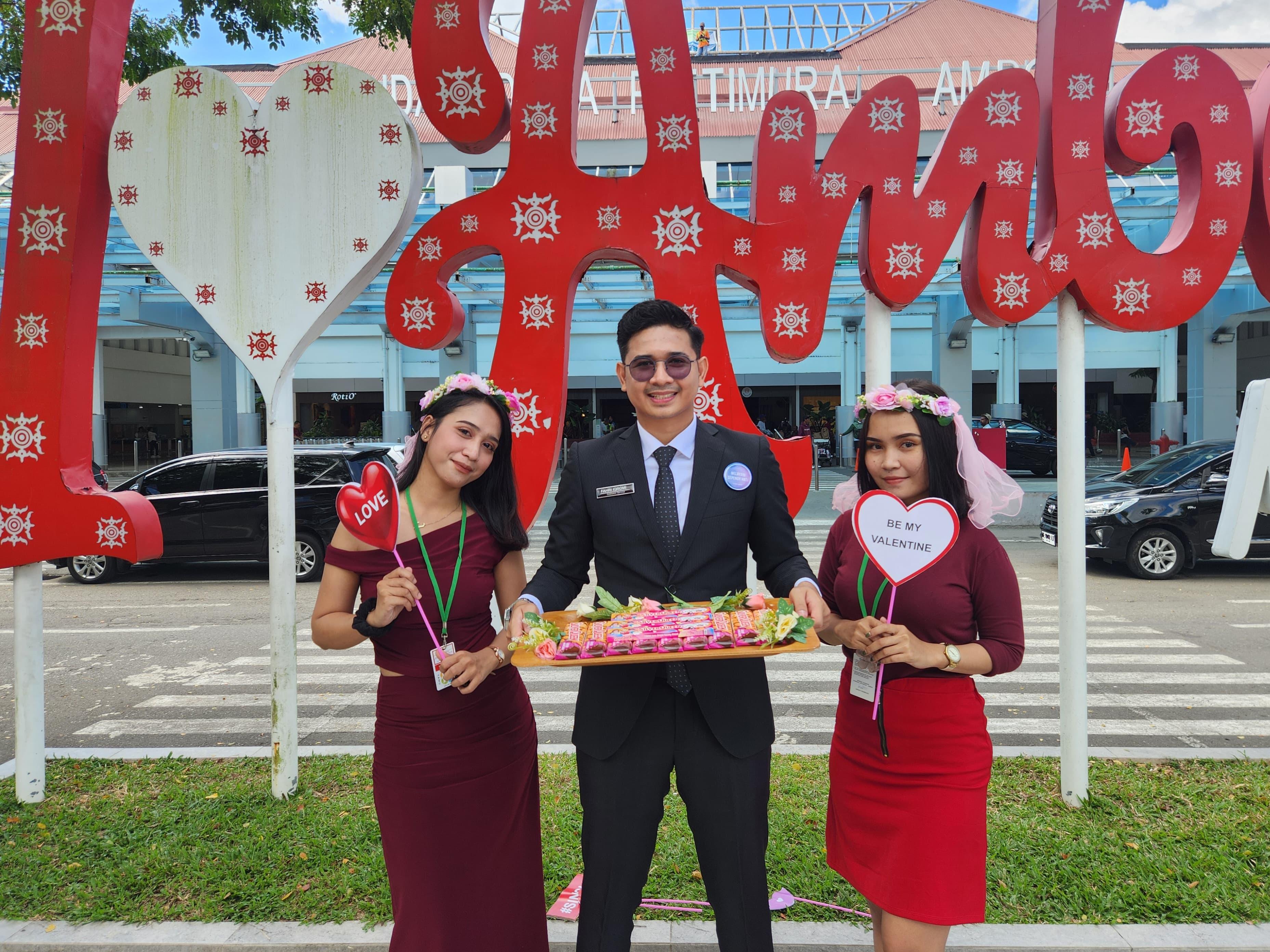 BANDARA PATTIMURA TUNJUKAN KASIH SAYANG KEPADA PENGGUNA JASA BANDARA DI HARI KASIH SAYANG