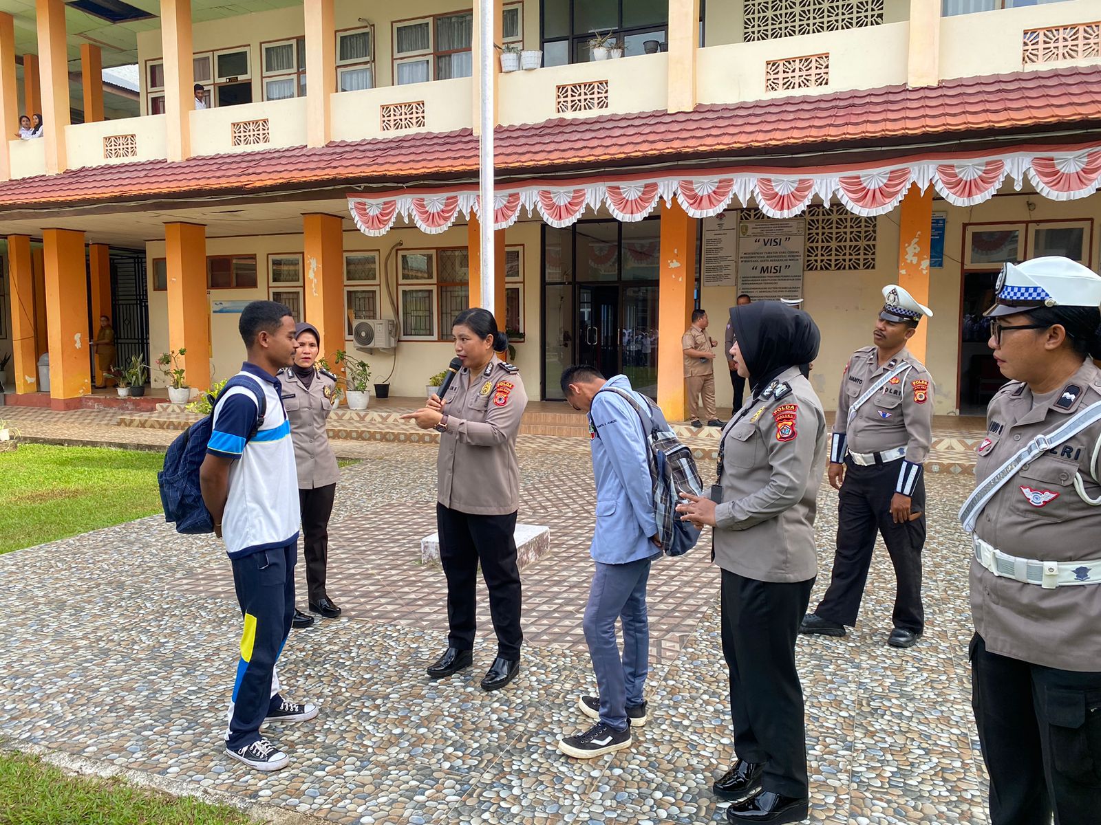 Cegah Tawuran Pelajar Satgas Ops Keselamatan Salawaku Sambangi SMK Negeri 2 Ambon