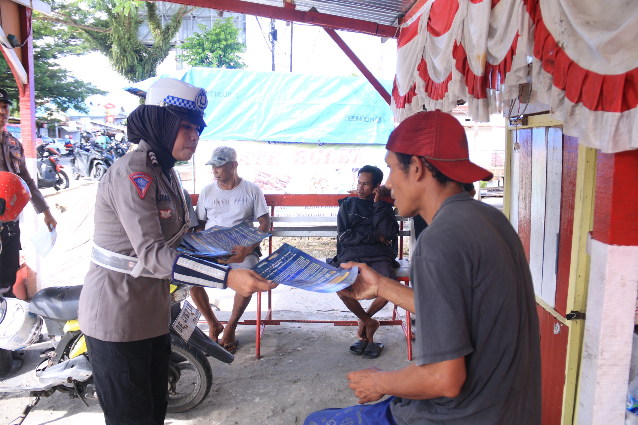 Hari ke-11 Satgas Ops Keselamatan Salawaku Berikan Edukasi Pentingnya Penggunaan Sabuk Pengaman