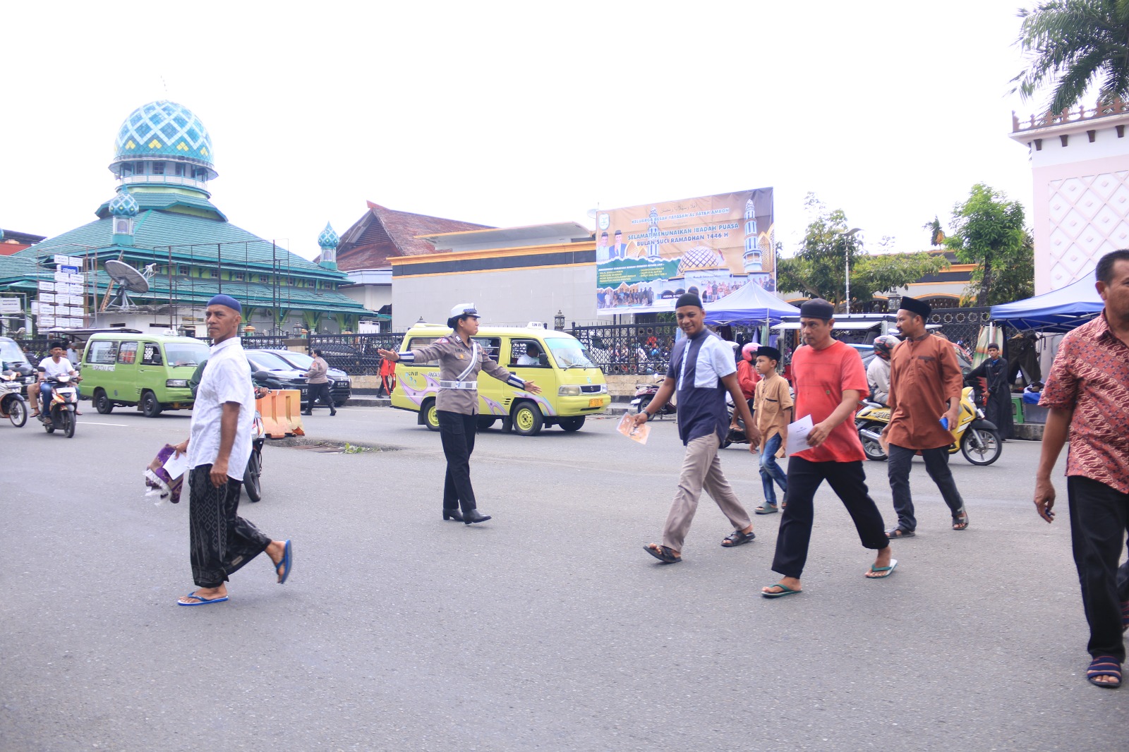 Polwan Polda Maluku Amankan Ibadah Shalat Jumat di Sejumlah Masjid di Ambon