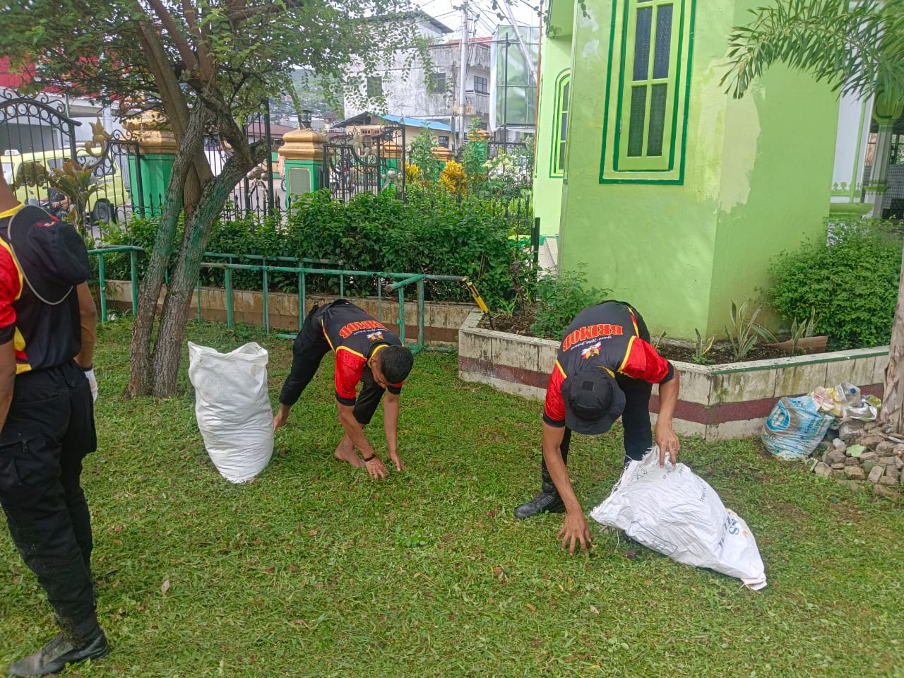 Sambut Ramadan Anggota Brimob Maluku Bersihkan Masjid