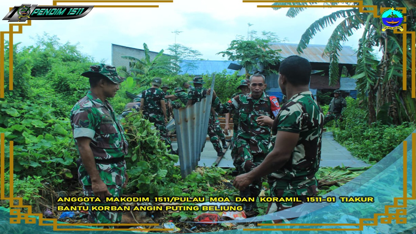Anggota Makodim 1511/Pulau Moa dan Koramil 1511-01 Tiakur Bantu Korban Angin Puting Beliung