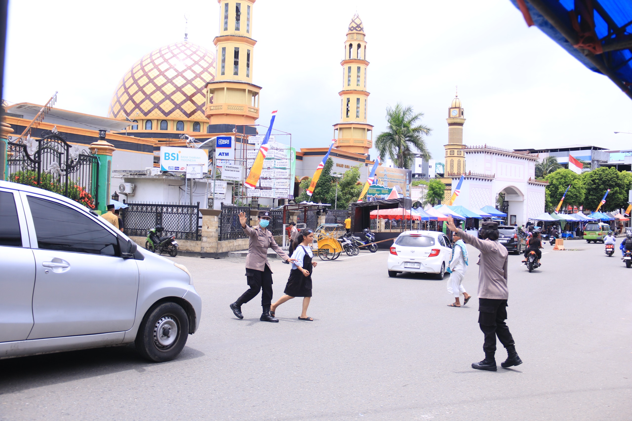 Polwan Polda Maluku Kembali Mengamankan Ibadah Shalat Jumat di Sejumlah Masjid di Ambon
