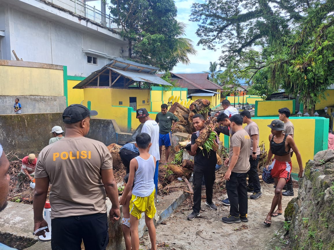 Polsek Pulau Haruku Gelar Bakti Sosial Bersihkan Air Masawai Sambut Ramadhan