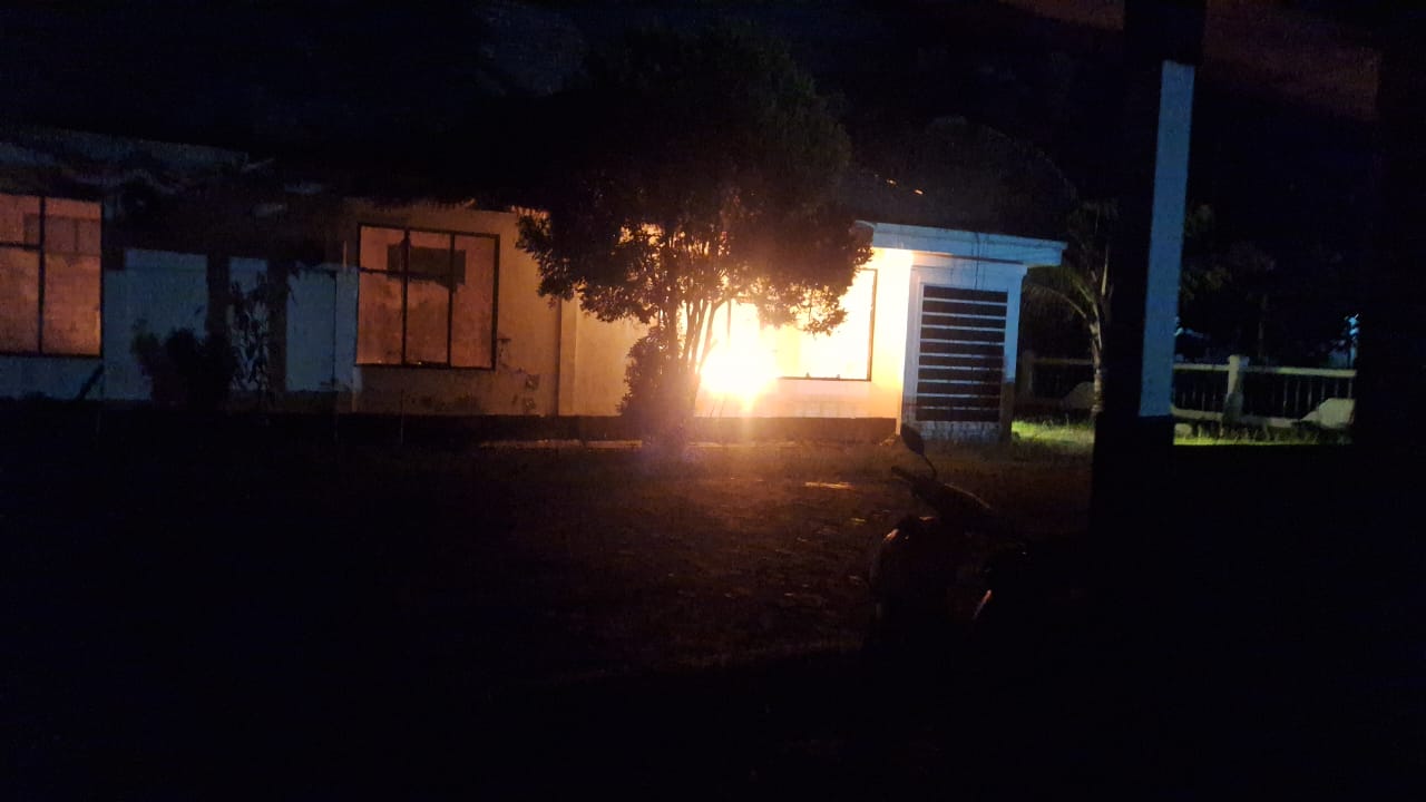 Kantor KPU Buru Terbakar, Polres Buru Lakukan Penyeludikan.