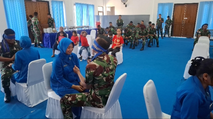 PRAJURIT LANAL SAUMLAKI LAKSANAKAN ACARA POTONG TUMPENG DALAM RANGKA PERAYAAN HUT KE 14 LANAL SAUMLAKI