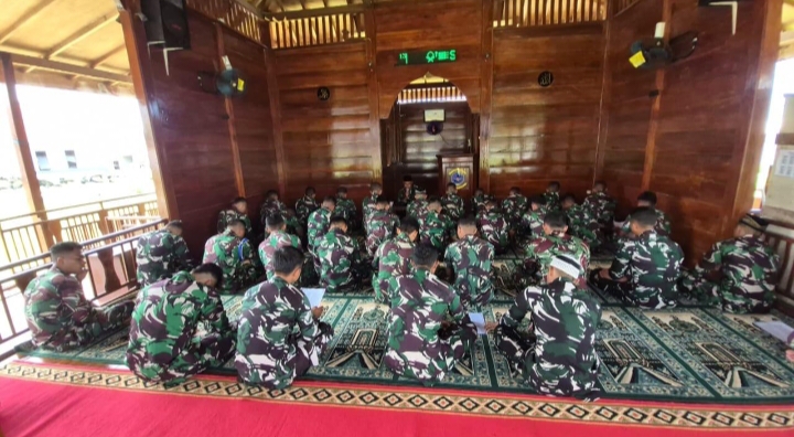 LANAL SAUMLAKI LAKSANAKAN DOA BERSAMA DALAM RANGKA MENSUKSESKAN PENYELENGGARAAN KEGIATAN 5 TAHUN MULTILATERAL NAVAL EXERCISE KOMODO (MNEK) TAHUN 2025