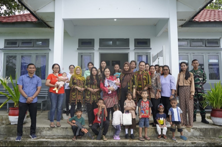 LANAL SAUMLAKI GELAR POSYANDU BAGI BALITA KERJASAMA DENGAN TIM KESEHATAN PUSKESMAS SAUMLAKI.