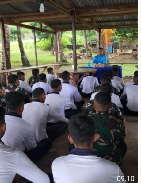 KOMANDAN PANGKALAN TNI AL (LANAL) SAUMLAKI PIMPIN PELAKSANAAN JAM ΚΟΜΑΝDAN