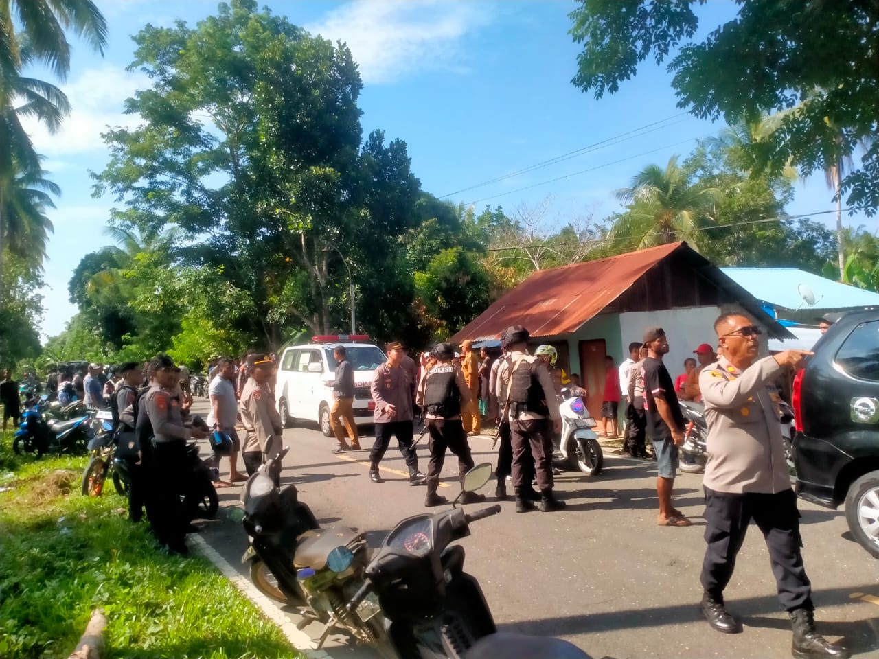 Kapolres SBB menghimbau Masyarakat Desa Kamal dan Desa Nuruwe Tetap Tenang Tidak Teprovokasi