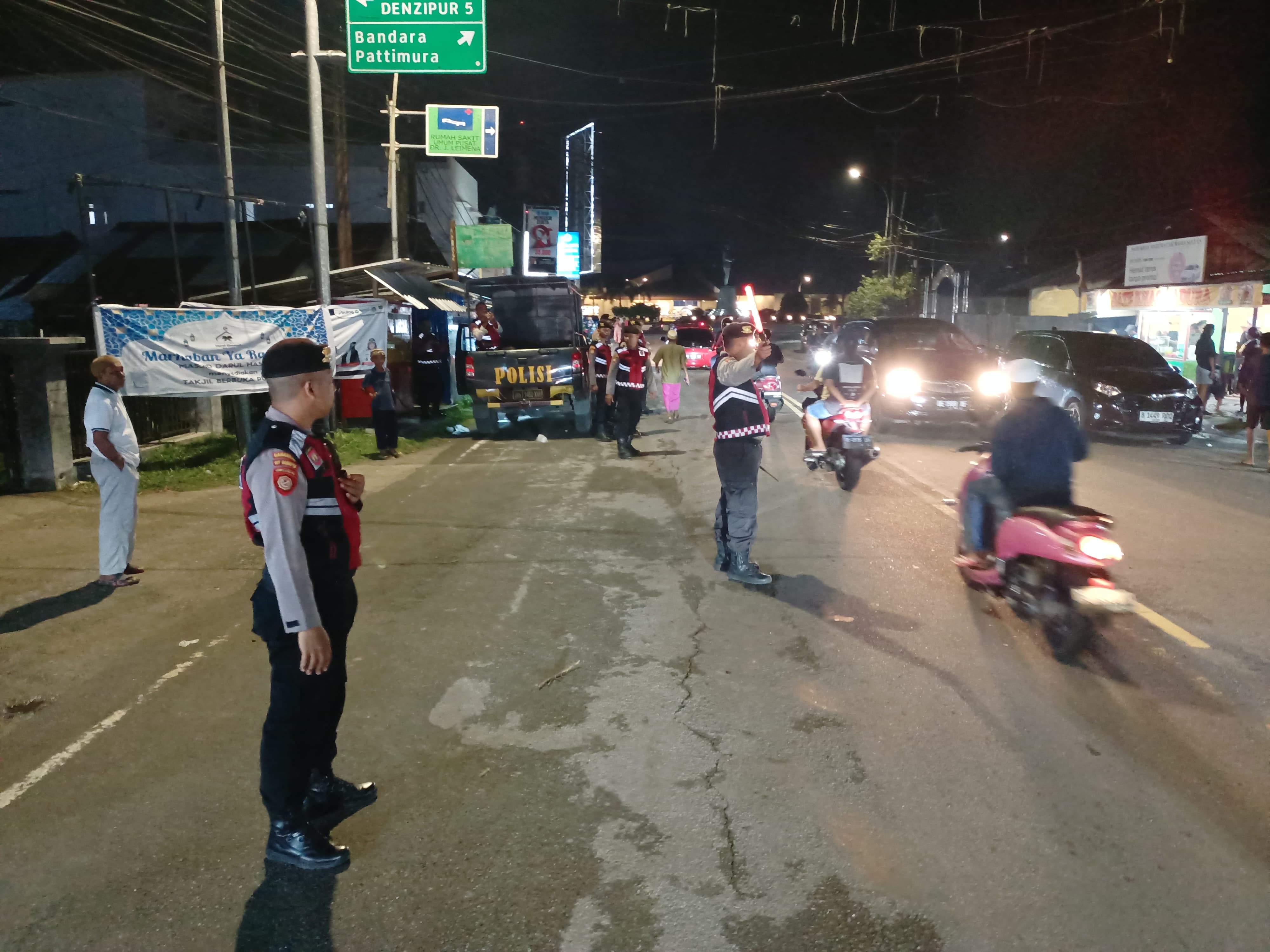 Personel Samapta Polda Maluku Amankan Shalat Tarawih di Masjid Darul Hasanah Poka