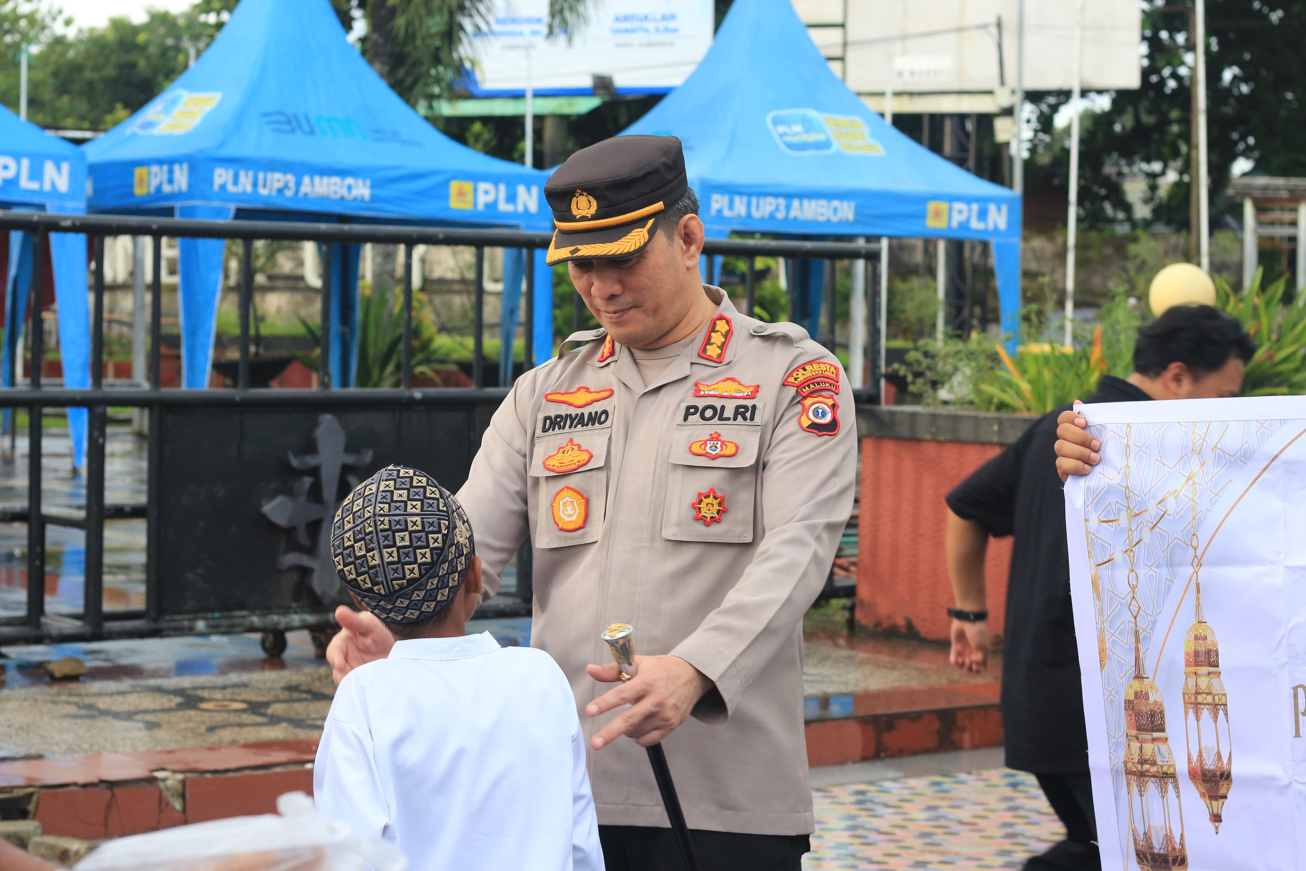 Polresta Ambon Berbagi Takjil untuk Masyarakat di Bulan Suci Ramadhan
