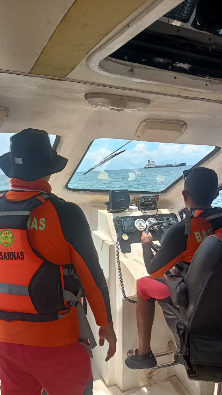 Longboat mati mesin, enam orang penumpang berhasil diselamatkan