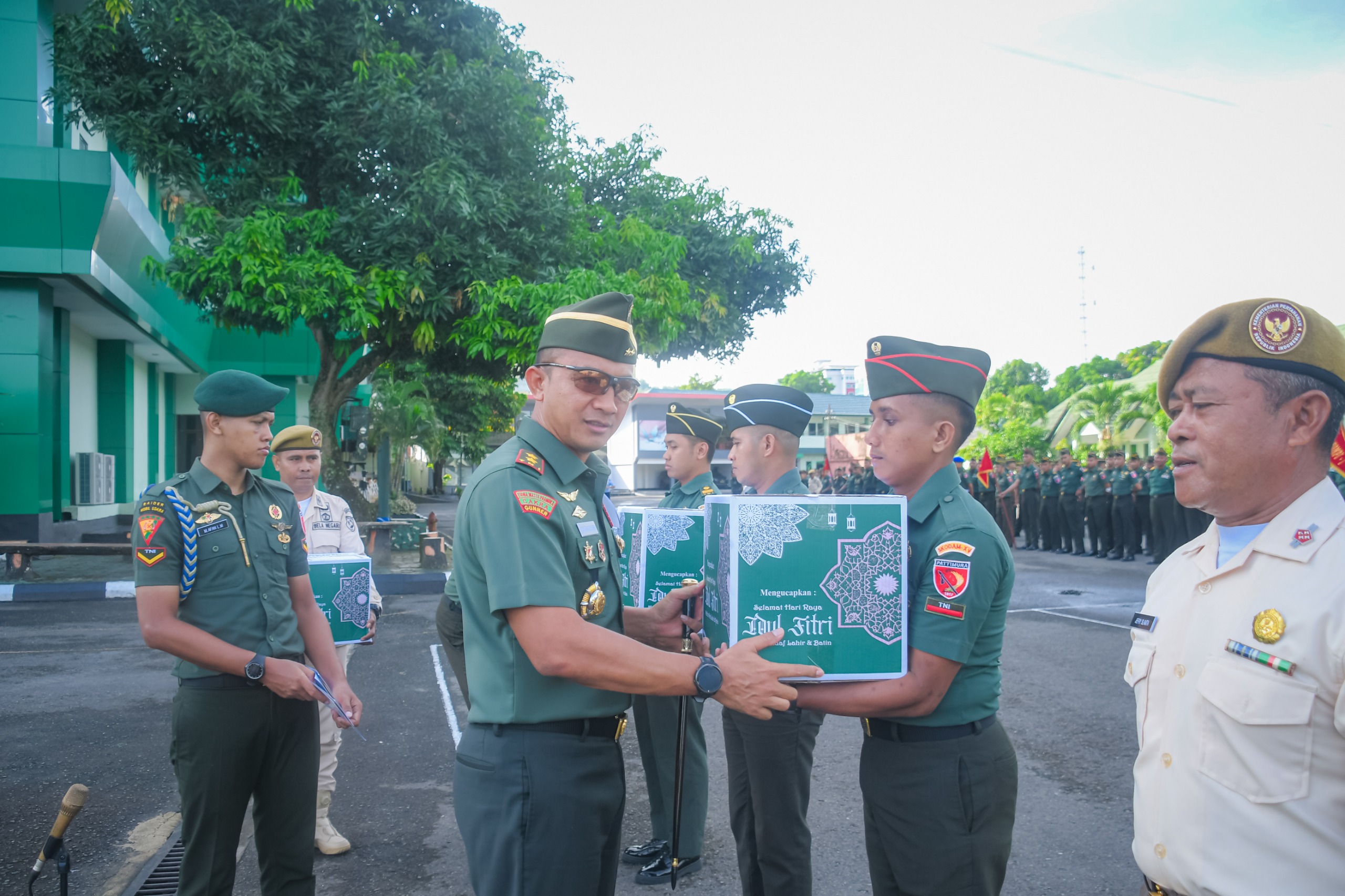 Pangdam XV/Pattimura Berikan Bingkisan Lebaran dan THR kepada Personil Kodam.