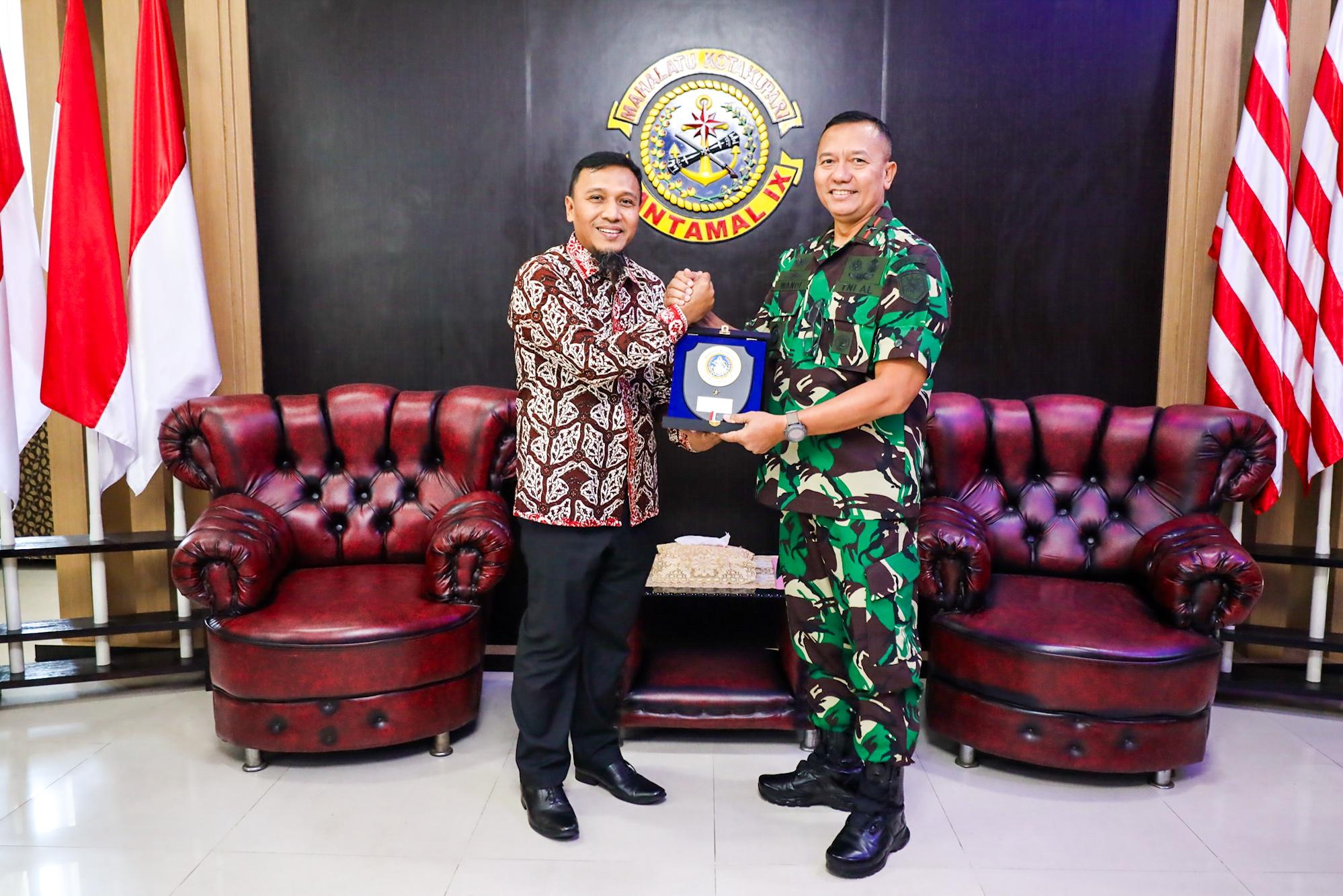 Brigjen Suwandi Sambut Hangat Courtesy Call Executive General Manager SKK Migas Regional Maluku Papua Di Mako Lantamal IX Ambon
