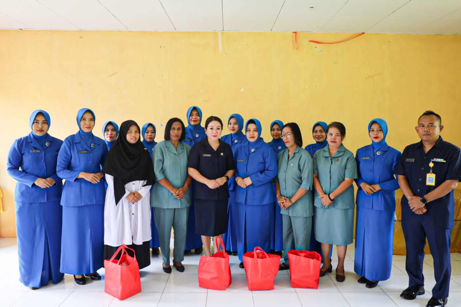 Ibu Pengawas YHT Ambon Bagikan Bingkisan Lebaran Kepada Pengurus, Guru dan Pekarya Yayasan Hang Tuah Ambon