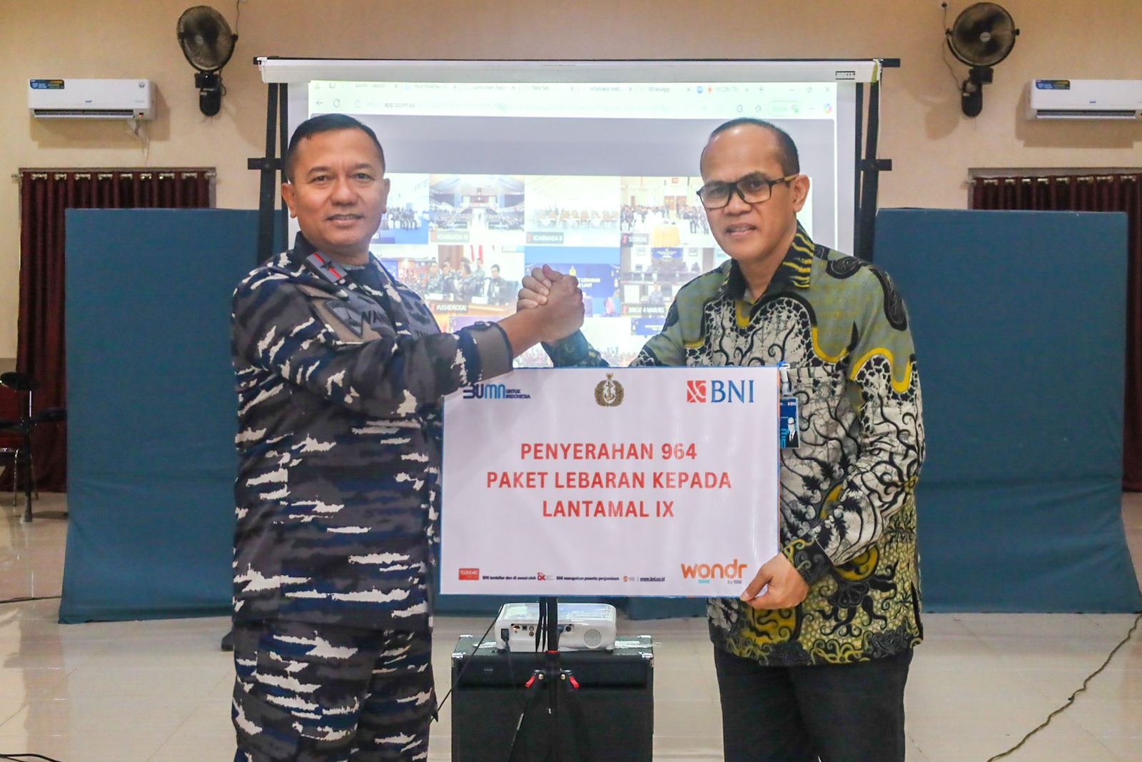 Menyambut Hari Raya Idul Fitri 1446 H, Bekerja Sama Dengan Bank Mitra Danlantamal IX Membagikan Paket lebaran Kepada Prajurit Militer, PNS serta PHL Lantamal IX
