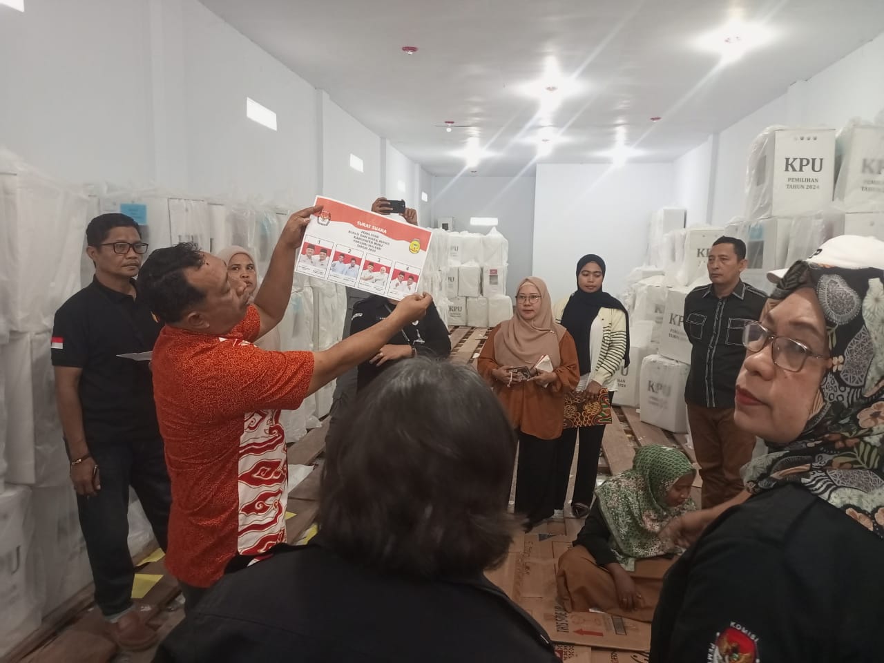 615 Surat Suara untuk PSU di TPS 02 Debowae Telah Dilipat