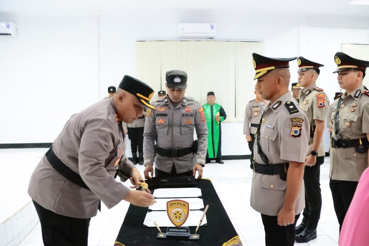 Kapolresta Pulau Ambon Secara Langsung Pimpin Prosesi Sertijab dan Pelantikan di Aula Prima Polresta Pulau Ambon. 