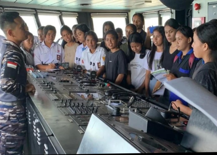 KOMANDAN LANAL SAUMLAKI MENGAJAK GENERASI MUDA TANIMBAR UNTUK MENGUNJUNGI KAPAL PERANG