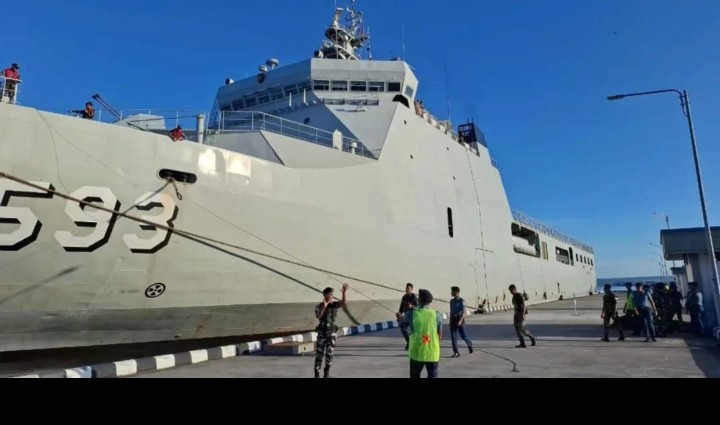KOMANDAN LANAL SAUMLAKI SAMBUT KEDATANGAN KRI BANDA ACEH-593 DI DERMAGA LANAL SAUMLAKI