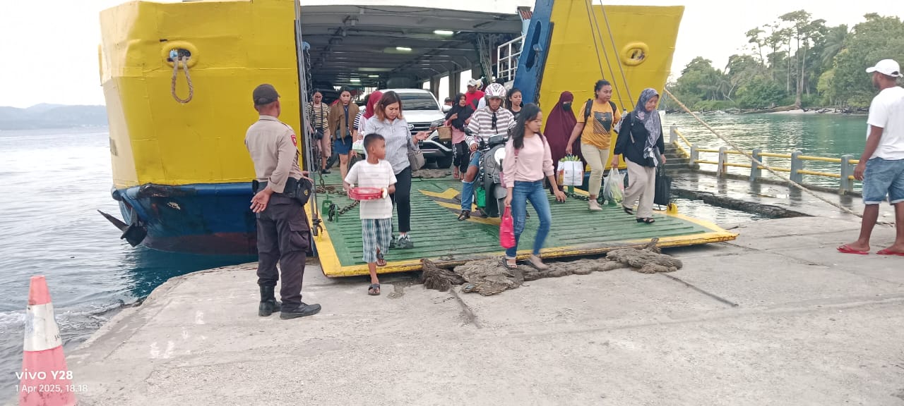 Personel Polairud Polda Maluku Amankan Arus Balik Lebaran 1446 H di Pelabuhan Hunimua Liang