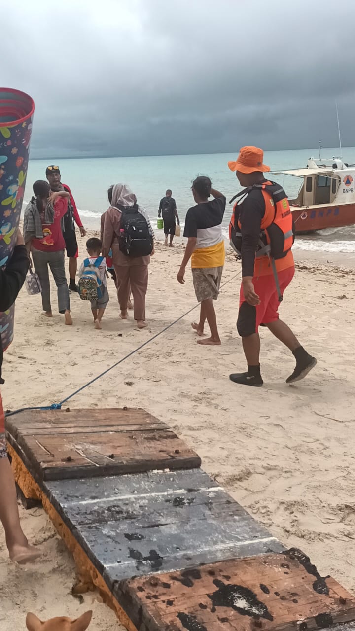 Tim SAR Gabungan Berhasil Selamatkan 20 Orang Penumpang KM Yang Mengalami Mati Mesin Di Sekitar Perairan P. Babi