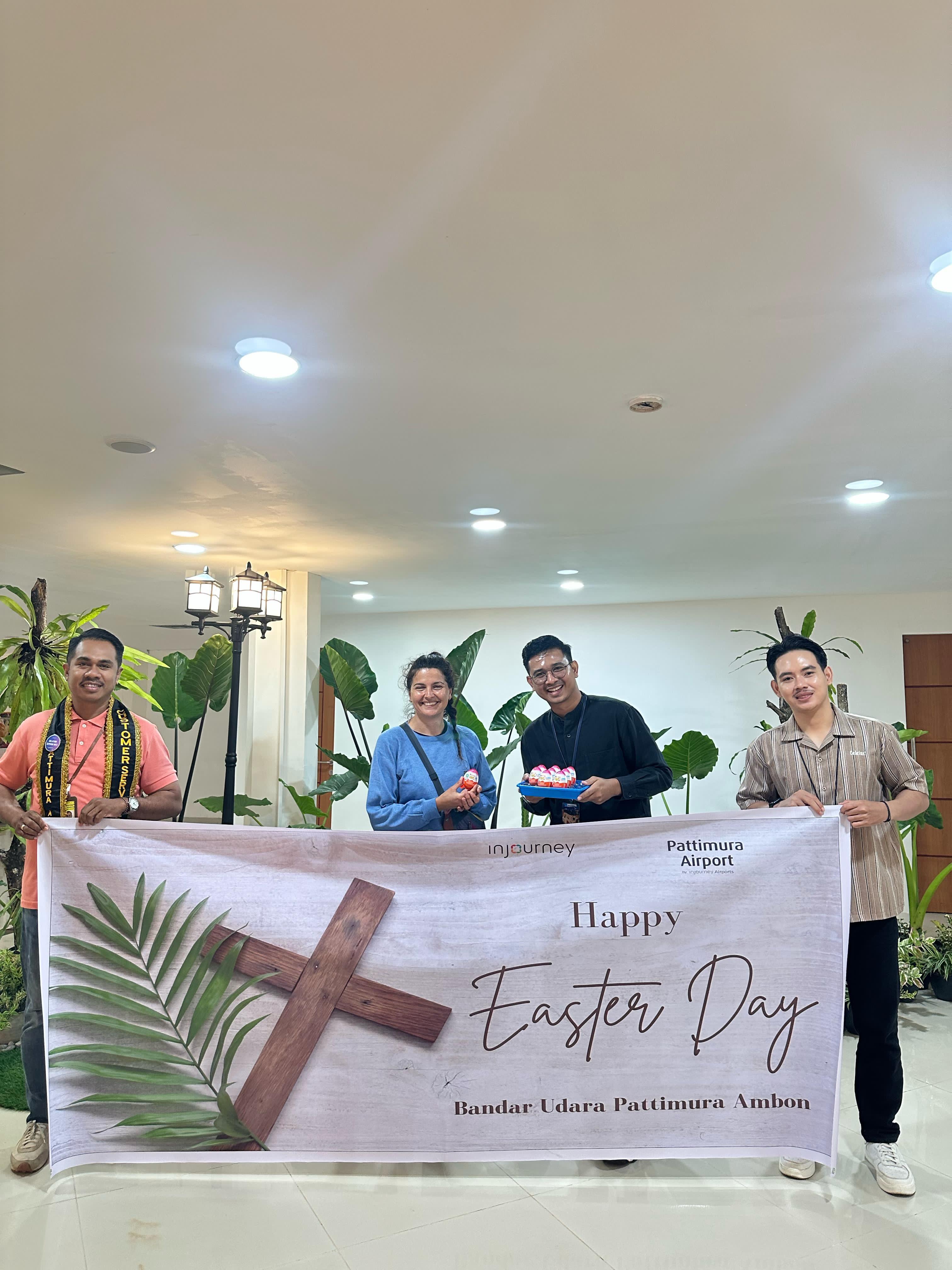 PERINGATI HARI KONSUMEN NASIONAL, PASKAH HINGGA HARI KARTINI, PT ANGKASA PURA INDONESIA BANDARA PATTIMURA AMBON BERIKAN GIFT KEPADA PENUMPANG
