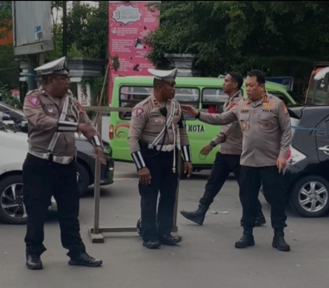 Salut, Kapolda Maluku Turun Atasi Kemacetan Panjang di Ambon